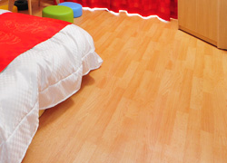 靴を脱いでくつろげる清潔なクッションフロア