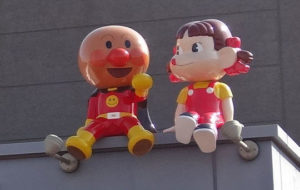 屋根の上のアンパンマンとペコちゃん