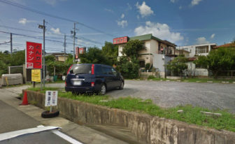 とんかつキッチンカナンの店舗裏の駐車場