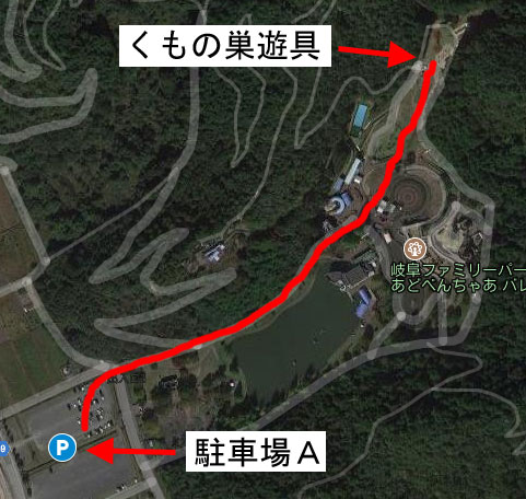 こどもゾーンと駐車場A→くもの巣遊具
