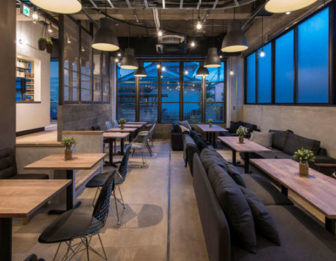 YR CAFE by 恵比寿楽園テーブルの内観