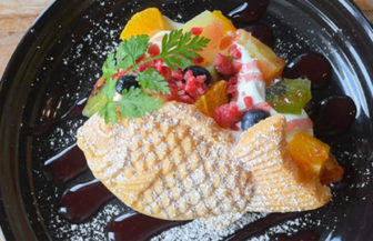 トナカフェ(tona cafe)のフルーツとバニラのオープンサンド