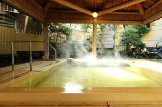 大月ホテル和風館の高野槙露天風呂