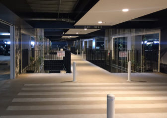 金城ふ頭駐車場の横断歩道