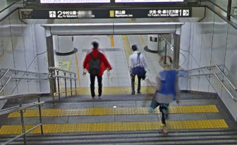 名古屋駅のホームへ続く階段