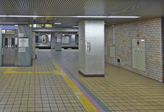 名古屋駅から市役所駅06-名城線のホームに向かう