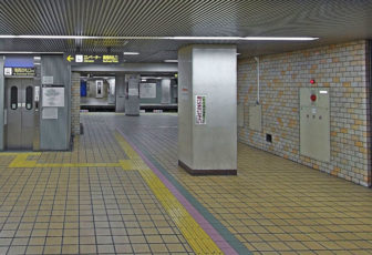 名城線のホームに向かう