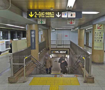 名古屋駅から伏見駅02-03-地下通路へ続く階段