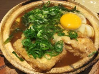山本屋本店のきつねと九条ネギ入り味噌煮込みうどん