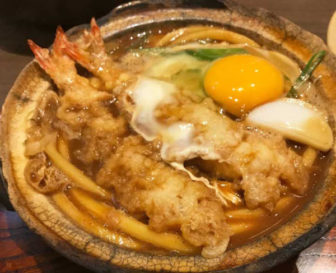 山本屋本店の天ぷら入り味噌煮込みうどん
