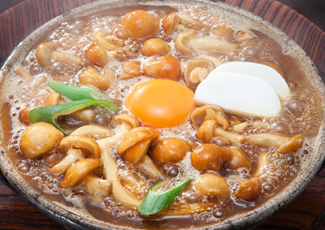 山本屋本店のなめこ入り味噌煮込うどん