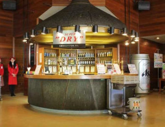 工場見学ツアー後のビールやソフトドリンクの受け取り場所