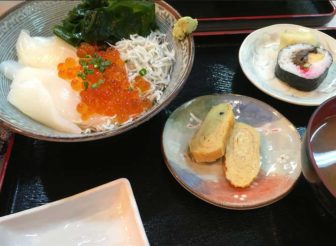市場食堂のいかいくら丼