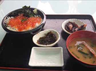 市場食堂のいくら丼