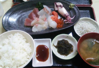 市場食堂の刺身定食