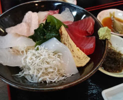 市場食堂の海鮮丼