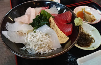 市場食堂の海鮮丼