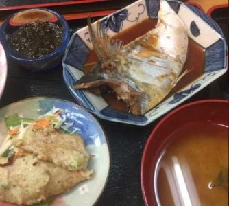 市場食堂の煮魚定食