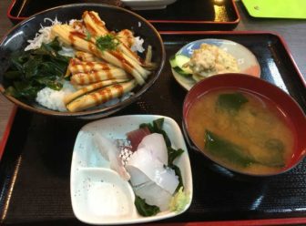 市場食堂の煮あなご丼