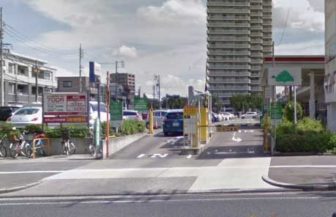 マックスバリュ徳川明倫店の駐車場の入口（西側）