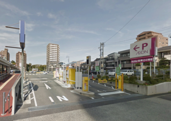 マックスバリュ徳川明倫店の駐車場の入口（東側)