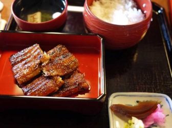 「あつた蓬莱軒本店」の長焼定食(4切れ)
