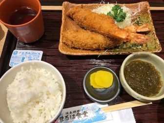 まるは食堂の「エビフライ定食」