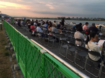 花火大会当日の「堤防上の椅子席」