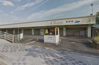 市民プールの入口