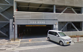 市役所西駐車場の入口