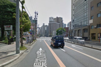 道路を直進