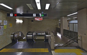 鶴舞線に続くエスカレーターと階段