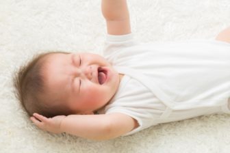 泣く赤ちゃん