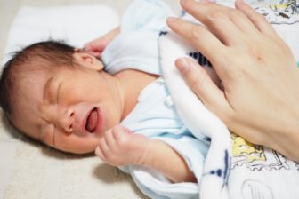 新生児の夜泣き