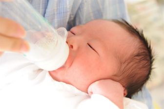 粉ミルクを新生児にあげる