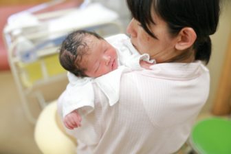 新生児のゲップ