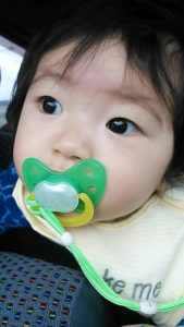おしゃぶりしている赤ちゃん