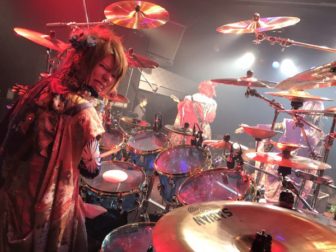 ドラムを叩く遠海准司さん