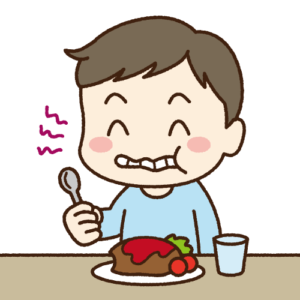よく噛んで食べている男の子