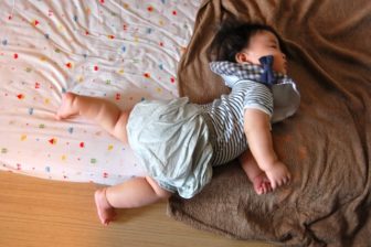 寝返りをしている赤ちゃん01