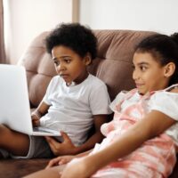 Amazonプライムビデオは家族と使える？設定手順と注意点まとめ