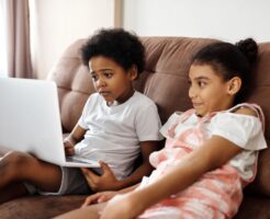 Amazonプライムビデオは家族と使える？設定手順と注意点まとめ