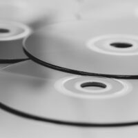 CDやDVDのレーベル印刷はプリンター不要？コンビニと代替手段を解説