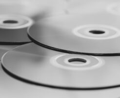 CDやDVDのレーベル印刷はプリンター不要？コンビニと代替手段を解説