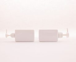 ラベルのないスキンケアボトルのイメージ