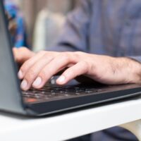 パソコンで手続きをする様子