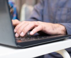 パソコンで手続きをする様子