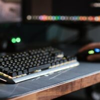 ゲーミングキーボードとマウスのある机