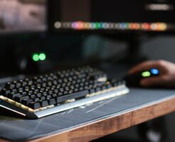ゲーミングキーボードとマウスのある机