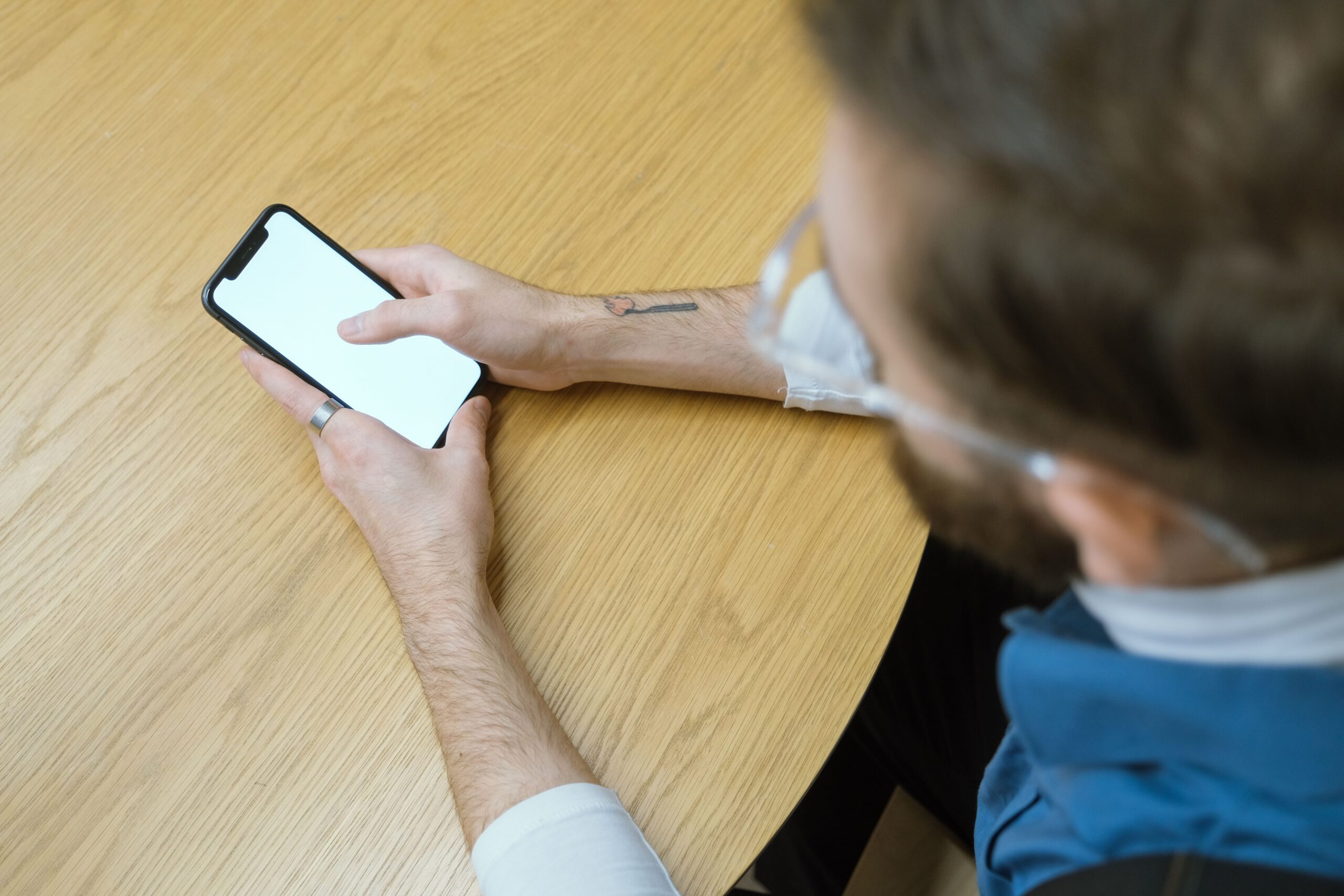 スマホの画面を確認する様子